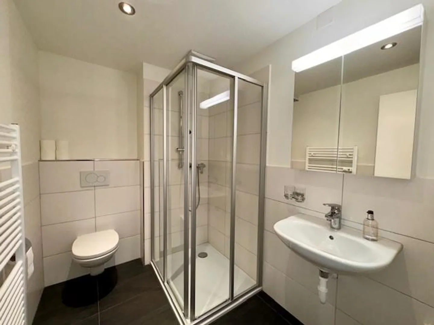 Bureaux modernes avec accès à un espace de travail partagé - Photo 11 sur 11