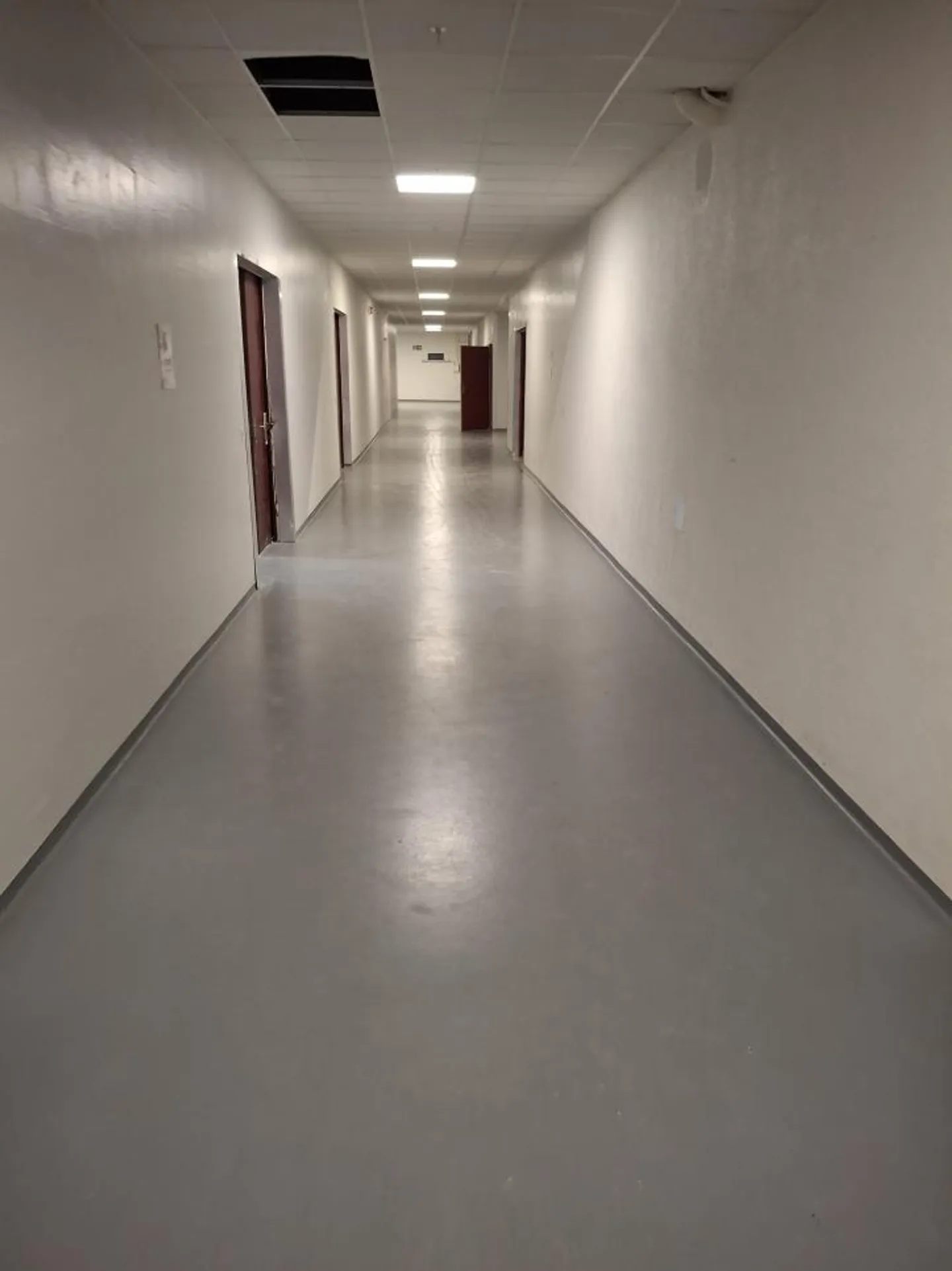 ZONE INDUSTRIELLE - GRANDE HALLE de plein pied - Photo 4 sur 7