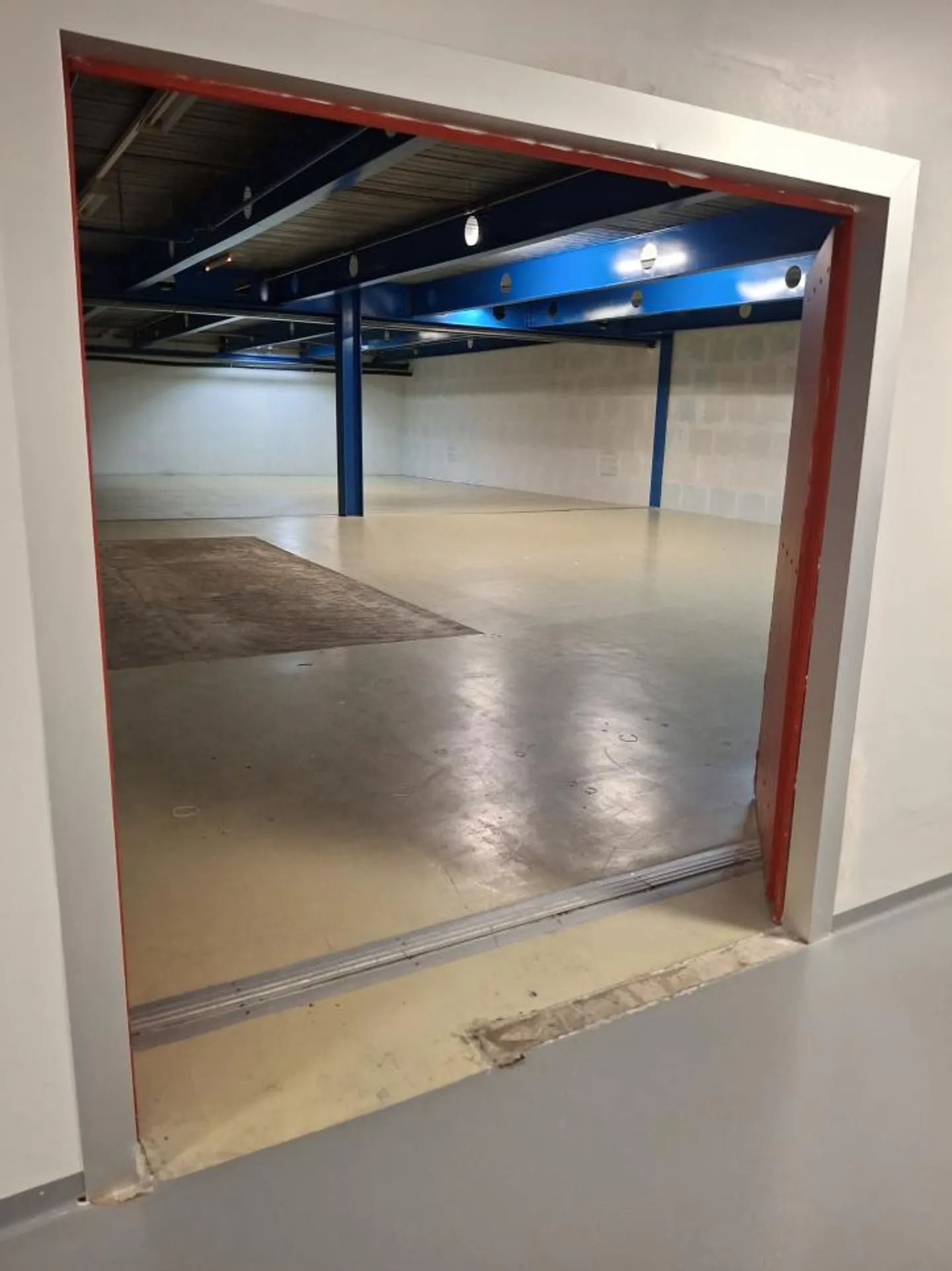 ZONE INDUSTRIELLE - GRANDE HALLE de plein pied - Photo 5 sur 7