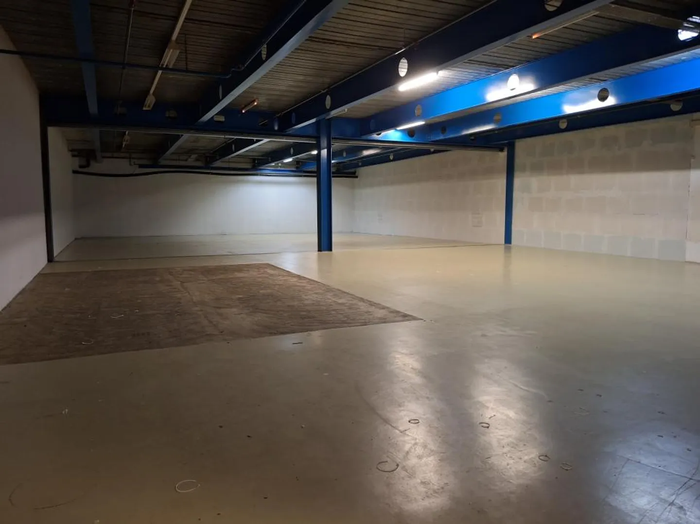 ZONE INDUSTRIELLE - GRANDE HALLE de plein pied - Photo 2 sur 7