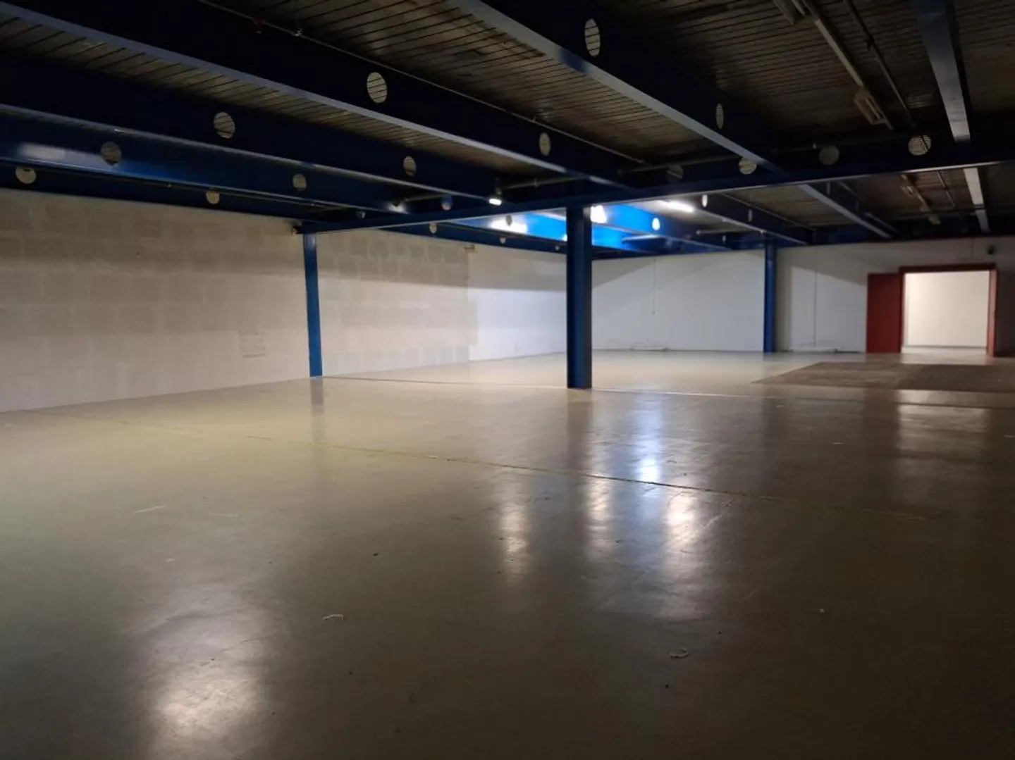 ZONE INDUSTRIELLE - GRANDE HALLE de plein pied - Photo 3 sur 7