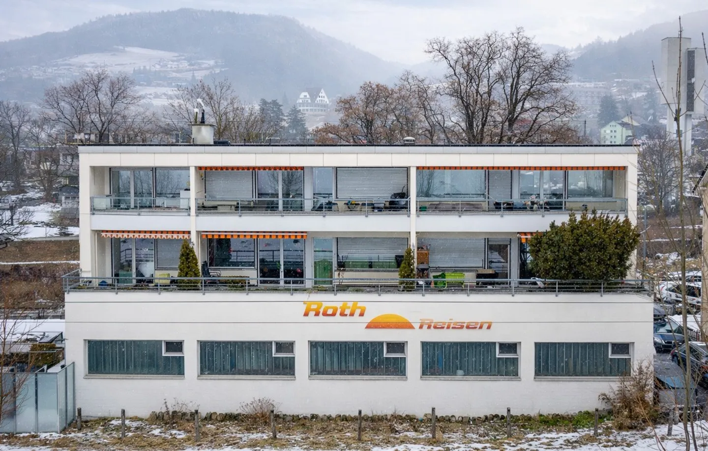 Propriété d'investissement Maison de 6 familles avec garage de stationnement pour camions - Photo 2 sur 10