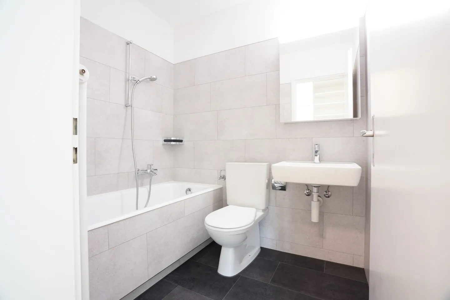 Propriété d'investissement Maison de 6 familles avec garage de stationnement pour camions - Photo 9 sur 10