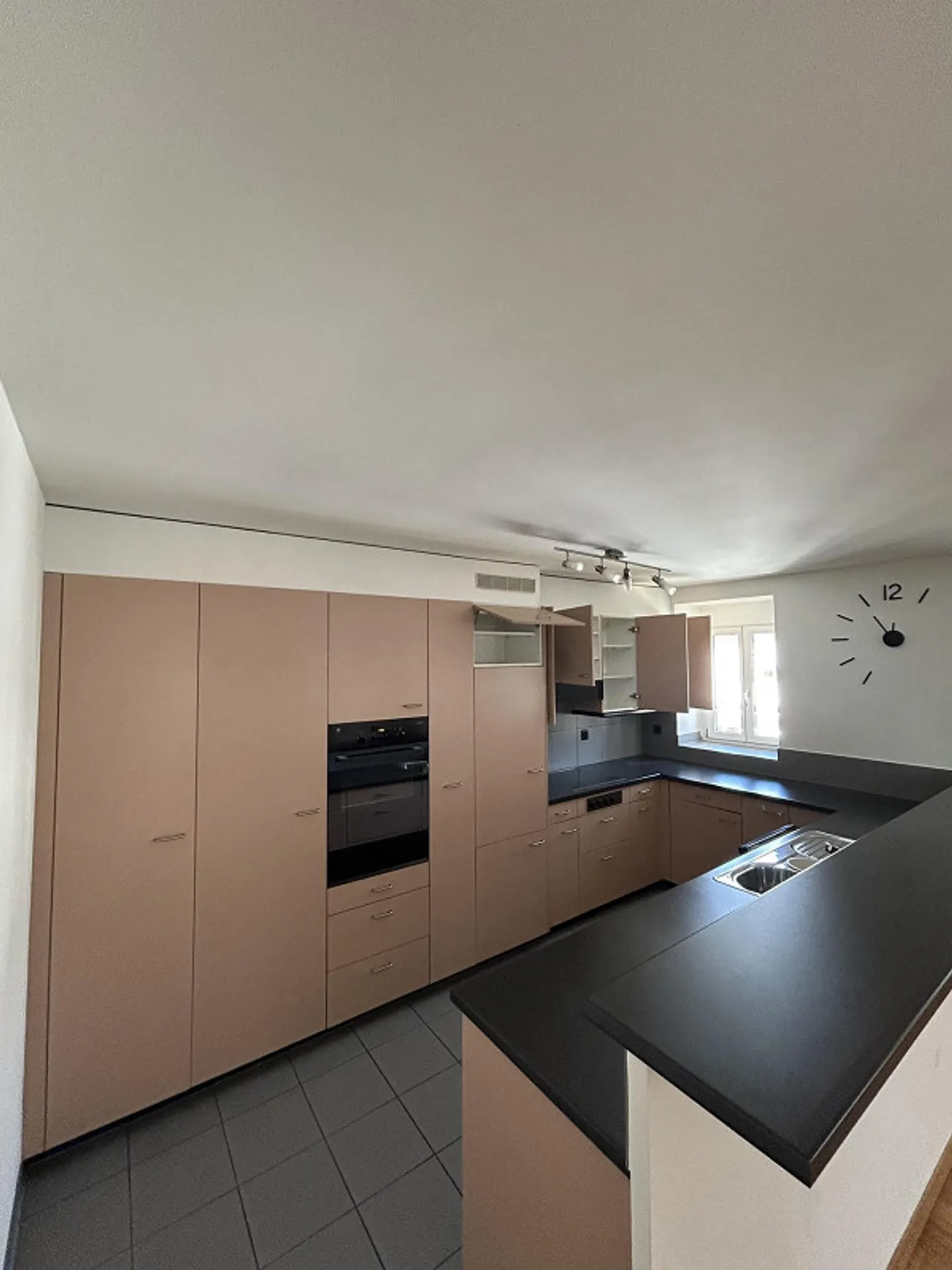 3.5 room apartment with large balcony - Photo 3 of 11
