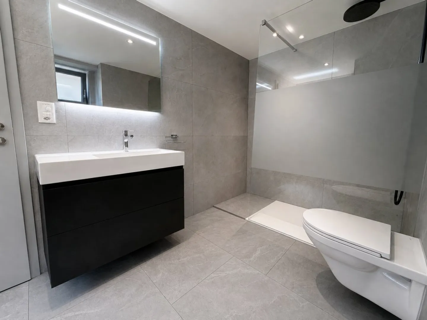 Modern Ground-Floor Apartment - Photo 2 of 4
