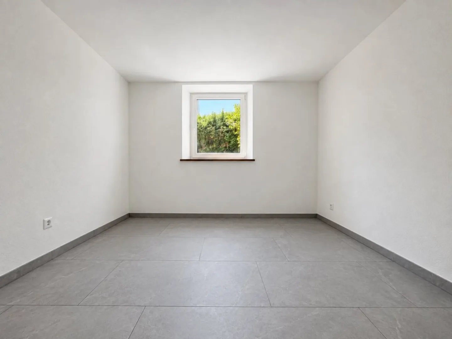 Modern Ground-Floor Apartment - Photo 3 of 4