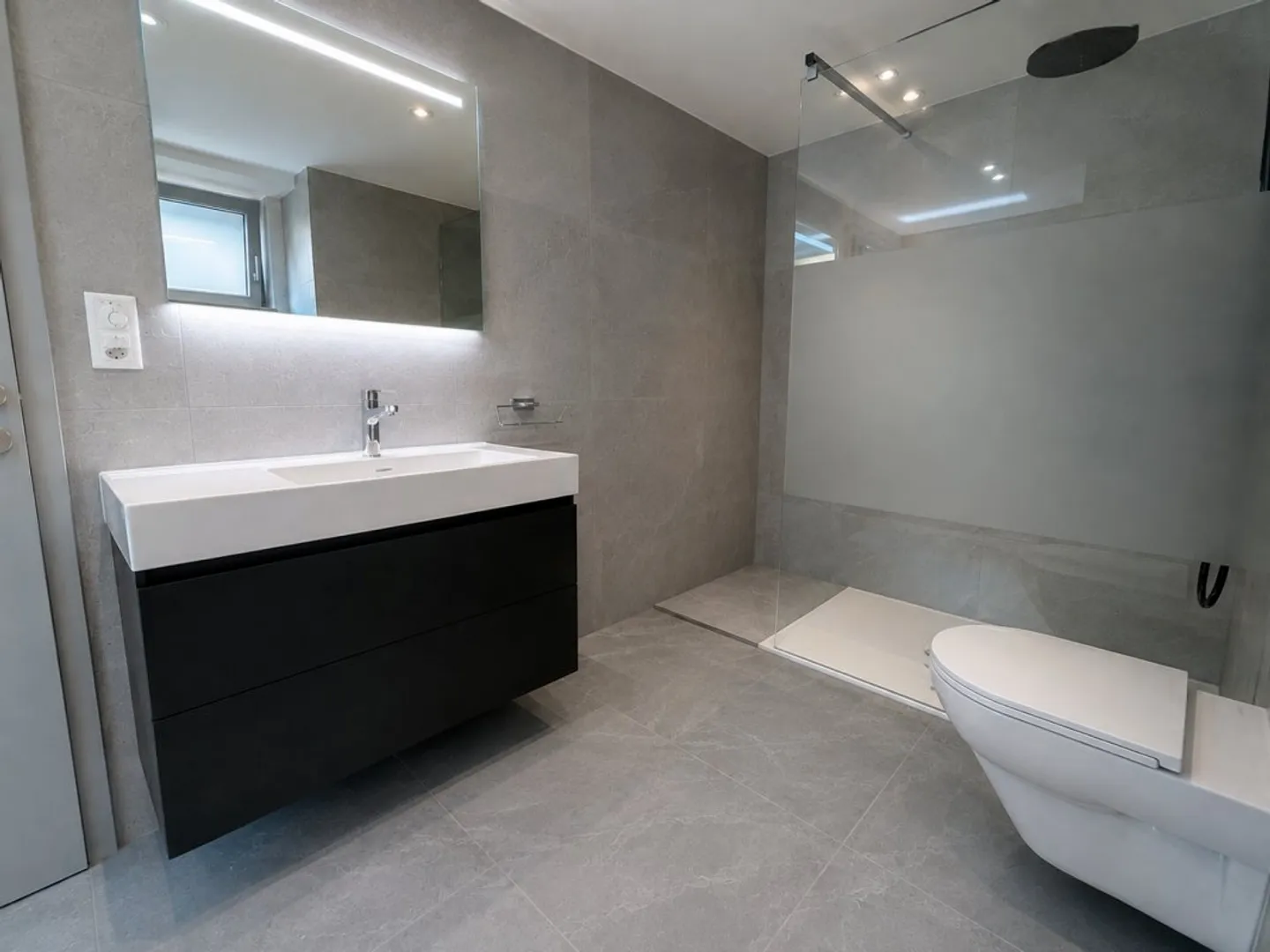Modern Ground-Floor Apartment - Photo 4 of 4