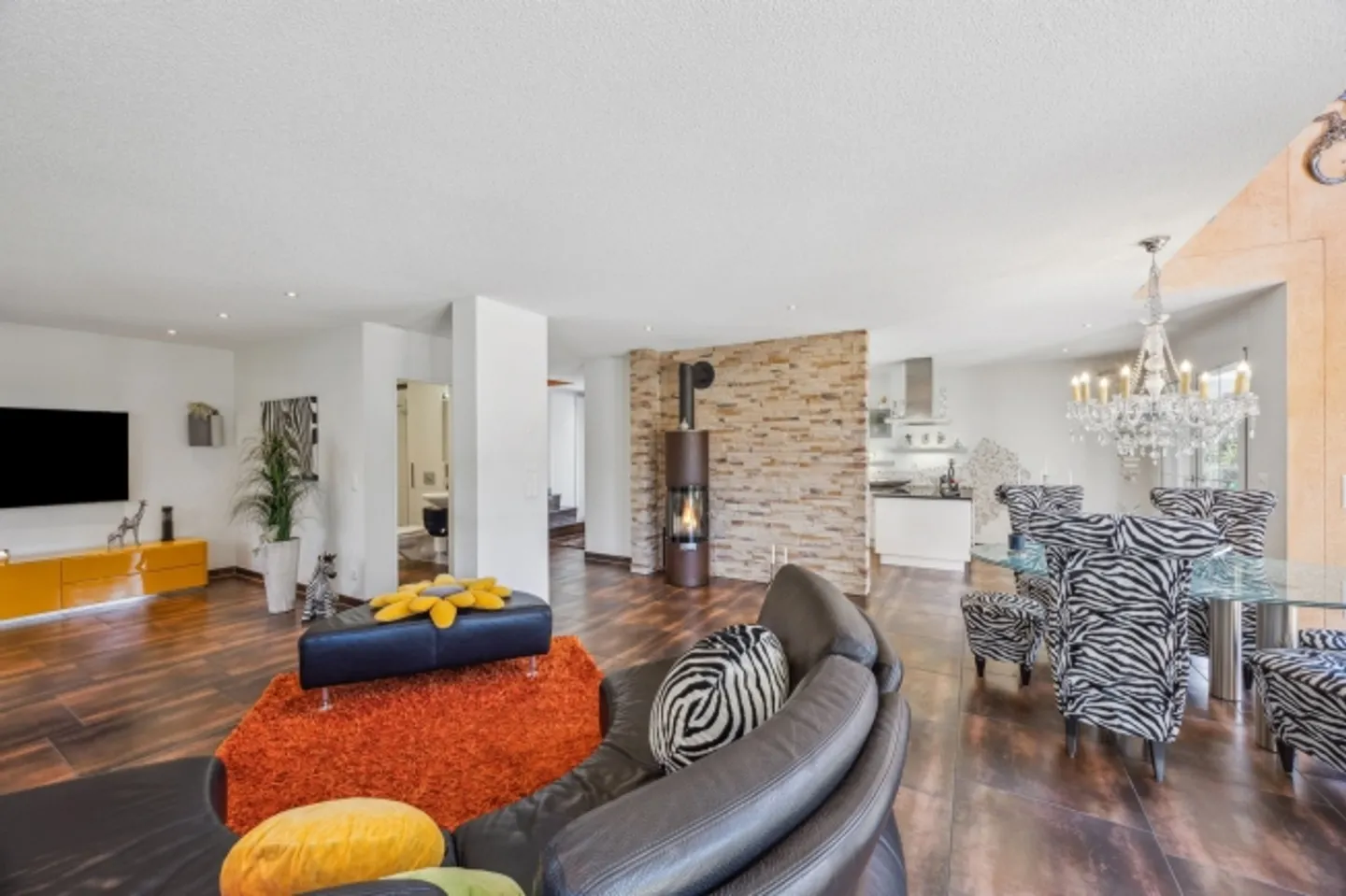 Stylish Single-Family Home in a Quiet Neighborhood – Living with Comfort and Character in Suhr - Photo 6 of 13