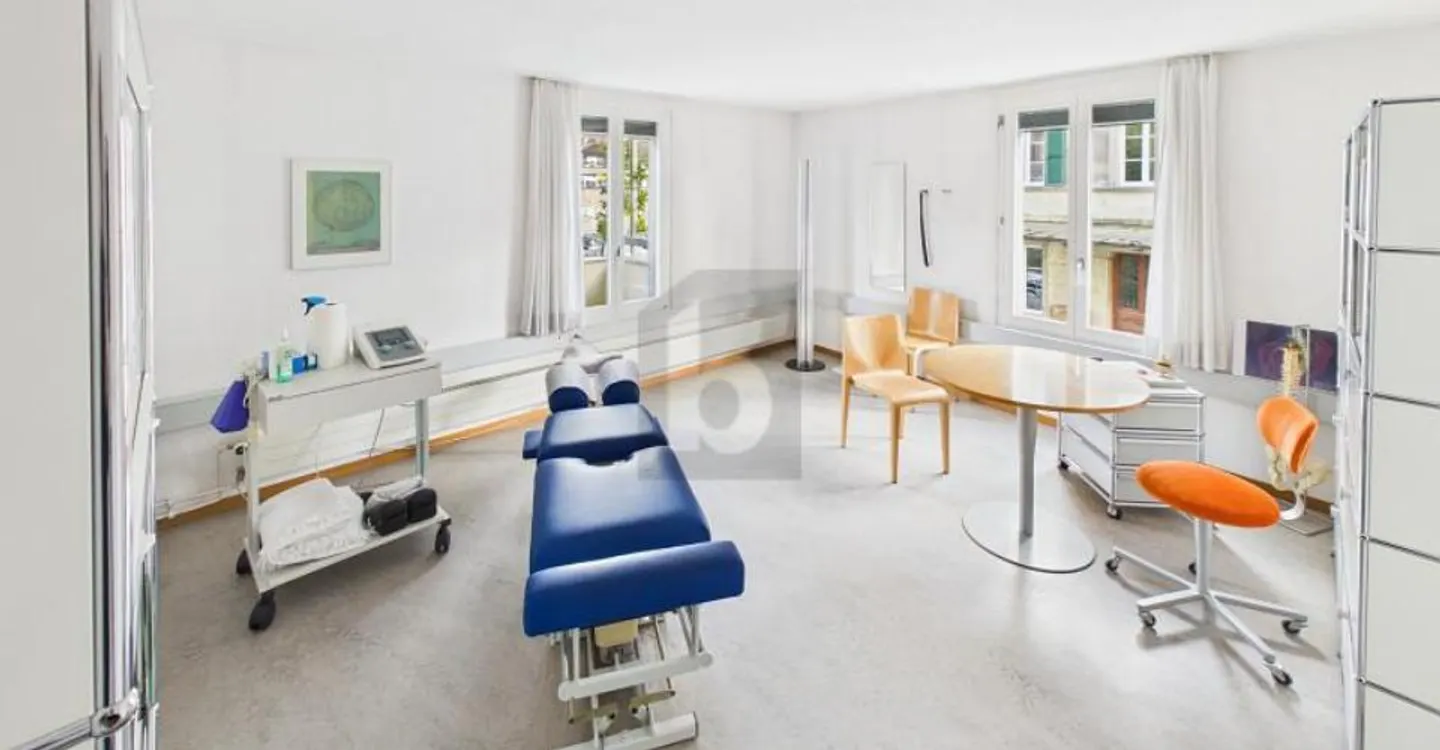 FLEXIBLE, PRACTICAL, WITH INPUT ON RENOVATION - Photo 3 of 5