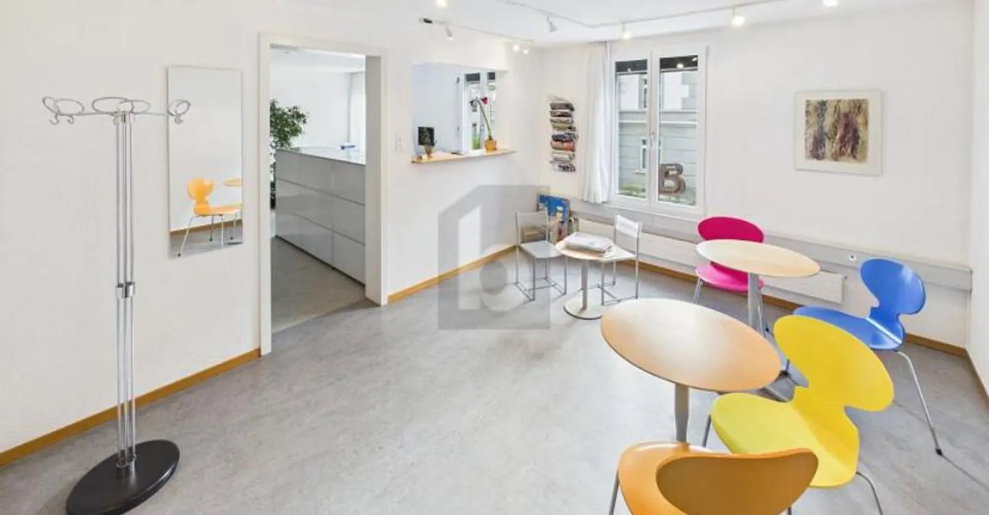 FLEXIBLE, PRACTICAL, WITH INPUT ON RENOVATION - Photo 1 of 5