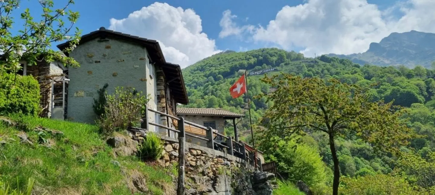 Rustico fascinant avec 2,5 chambres à Indemini avec vue panoramique sur la vallée - Photo 2 sur 11