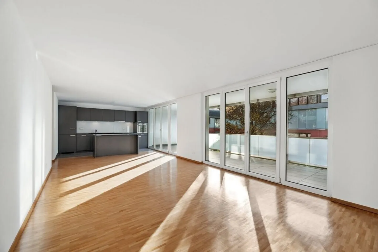Bright and modern - Photo 3 of 8