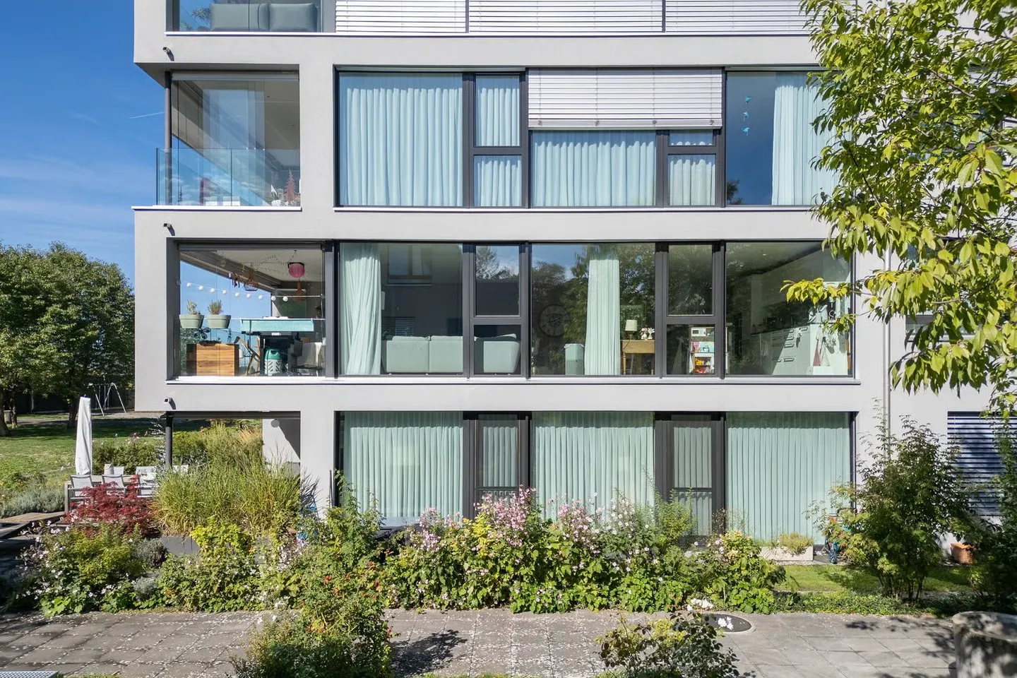 Appartement moderne de 4,5 pièces dans le Rosenpark Rüfenacht - Photo 3 sur 17