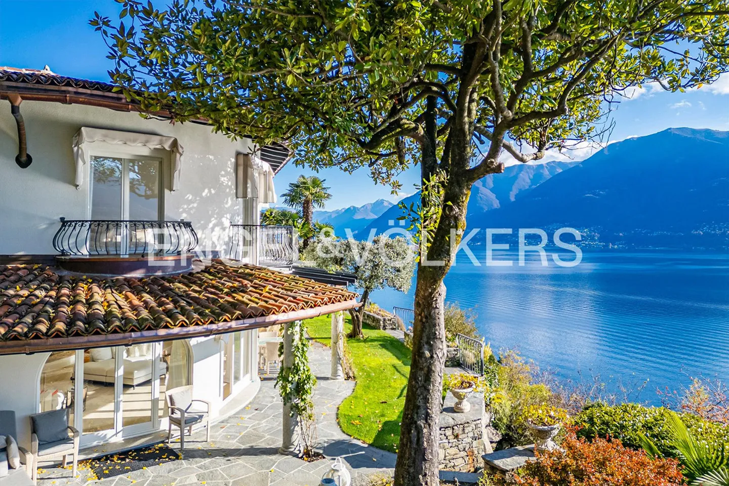 Villa esclusiva, ristrutturata con materiali di alta qualità, con vista - Foto 2 di 13