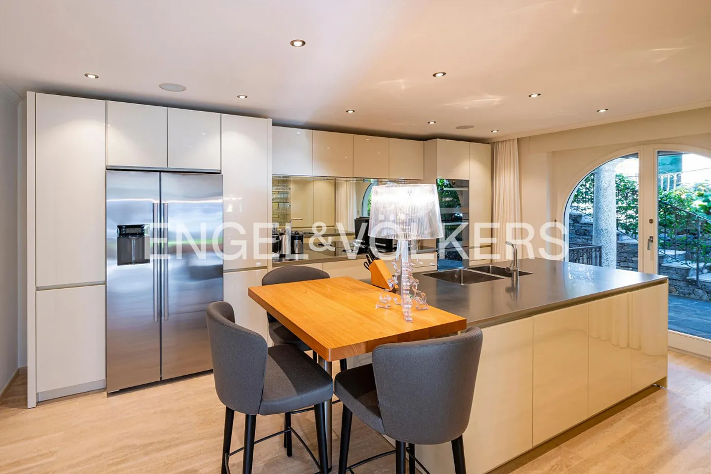 Villa esclusiva, ristrutturata con materiali di alta qualità, con vista - Foto 4 di 13