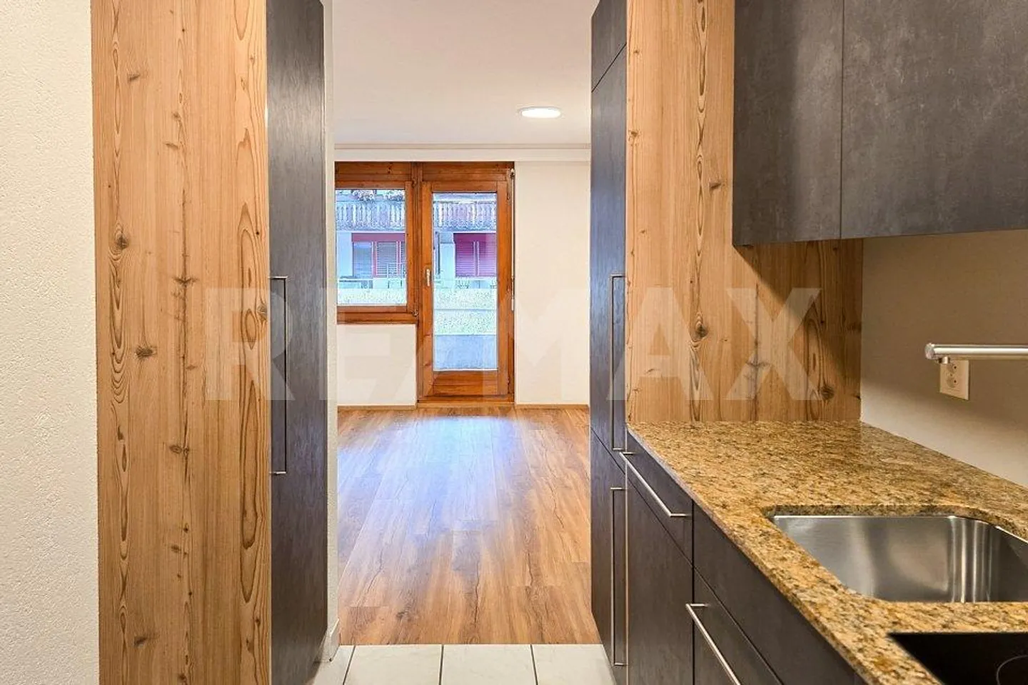 Frisch sanierte 2.5-Zimmerwohnung in Zermatt mit seltener Autozufahrt - Foto 5 von 13