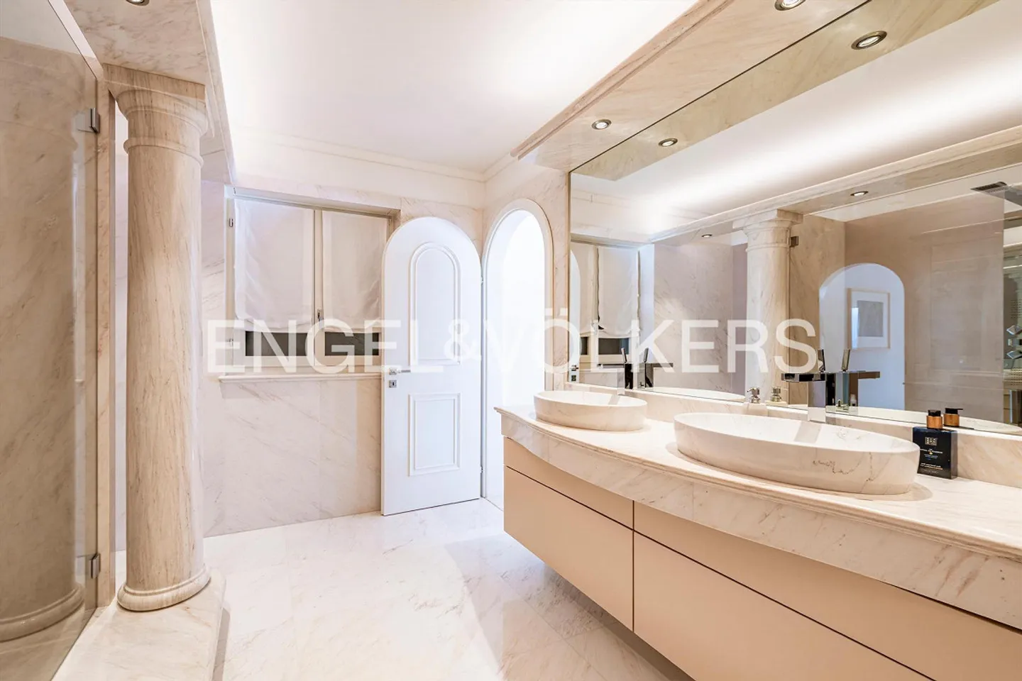 Villa esclusiva, ristrutturata con materiali di alta qualità, con vista - Foto 9 di 13