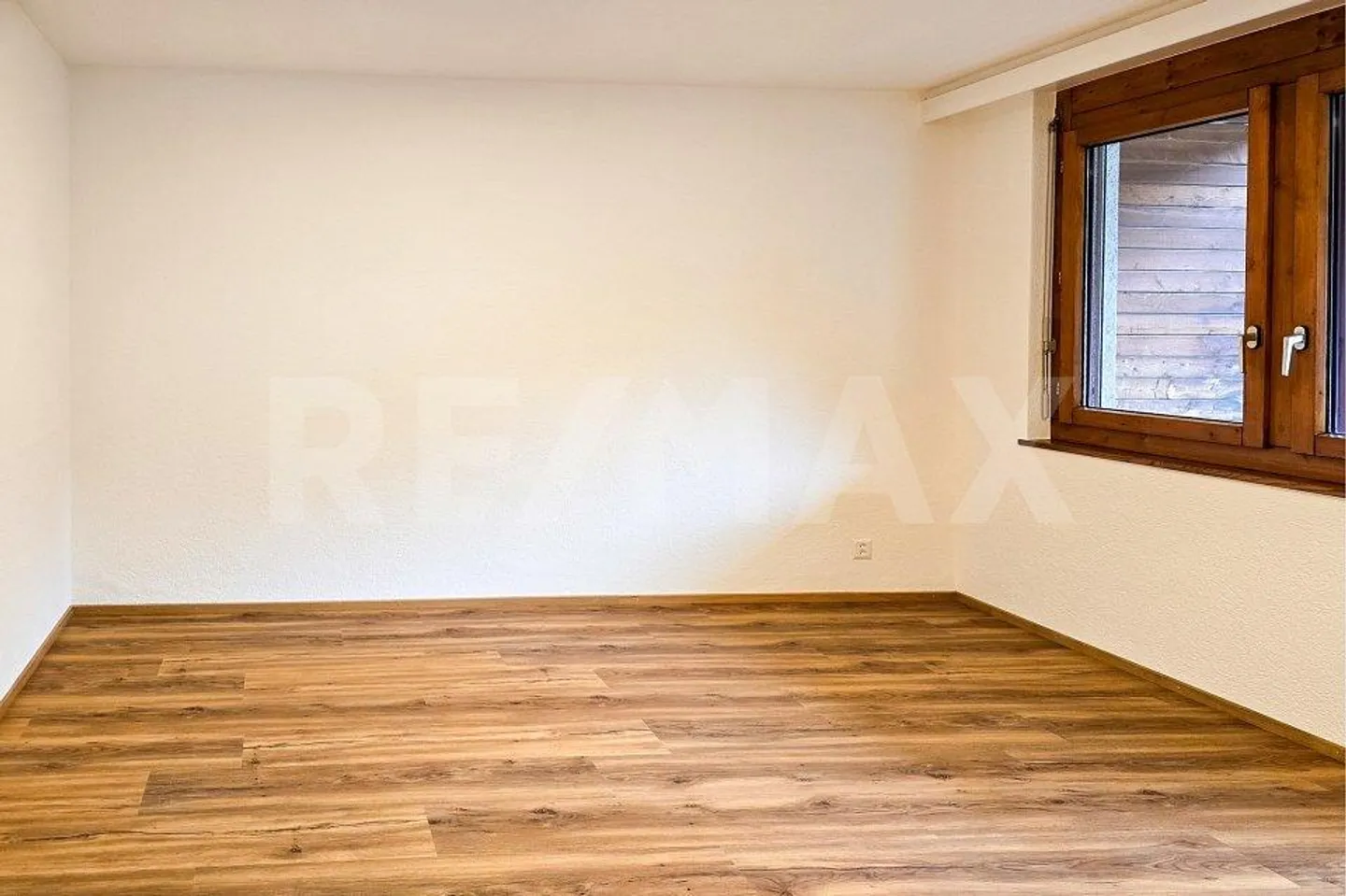 Frisch sanierte 2.5-Zimmerwohnung in Zermatt mit seltener Autozufahrt - Foto 3 von 13