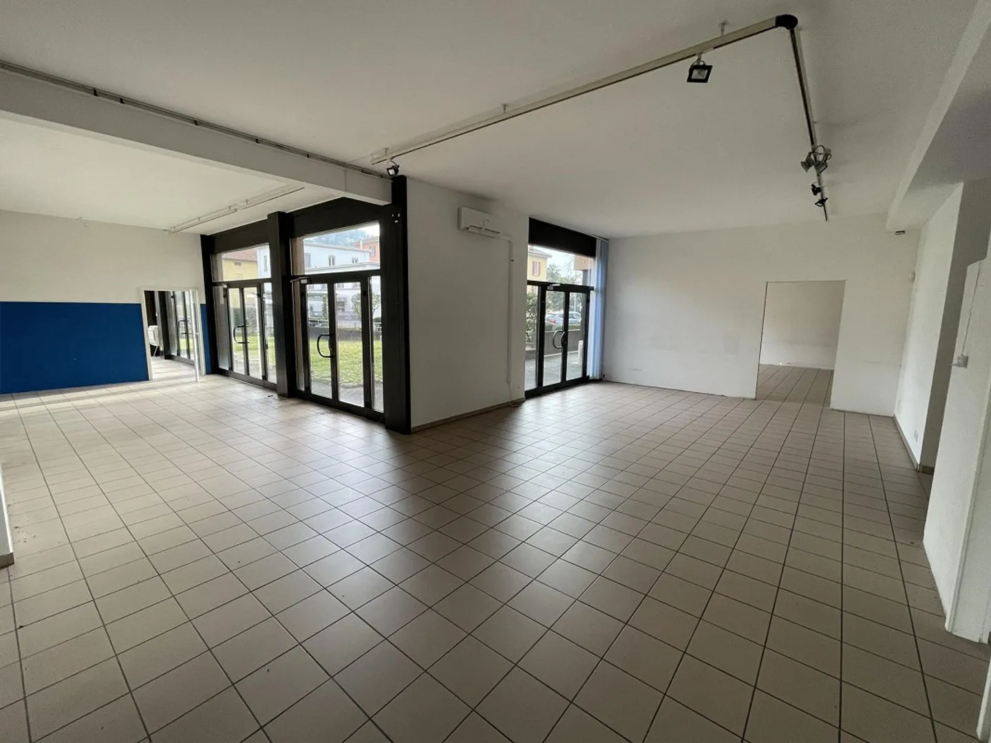 SPACIOUS COMMERCIAL SPACE WITH WINDOWS IN A HIGH-TRAFFIC AREA - Photo 4 of 13