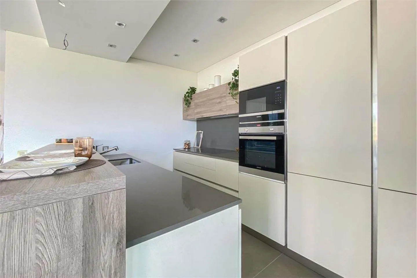 Elegante e nuovo appartamento con ampia terrazza - Foto 7 di 13