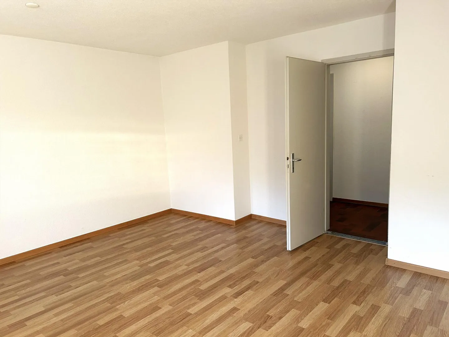 Appartement attrayant avec vue panoramique et balcon ensoleillé - Photo 4 sur 12