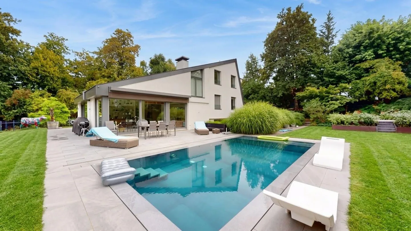 10 Zimmer Villa mit Pool in ruhiger Lage von Binningen - Photo 1 sur 13