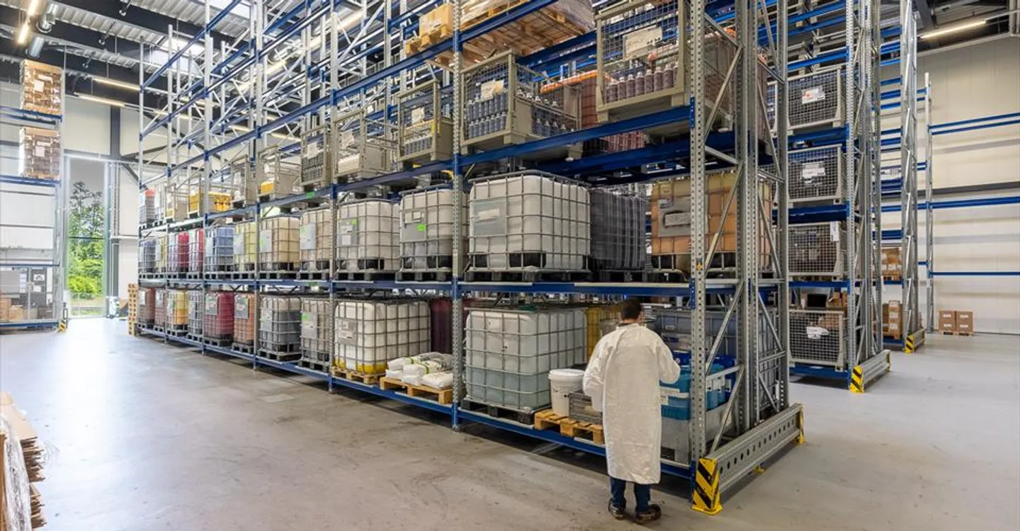 Mixed-use building for rent - Photo 1 of 13