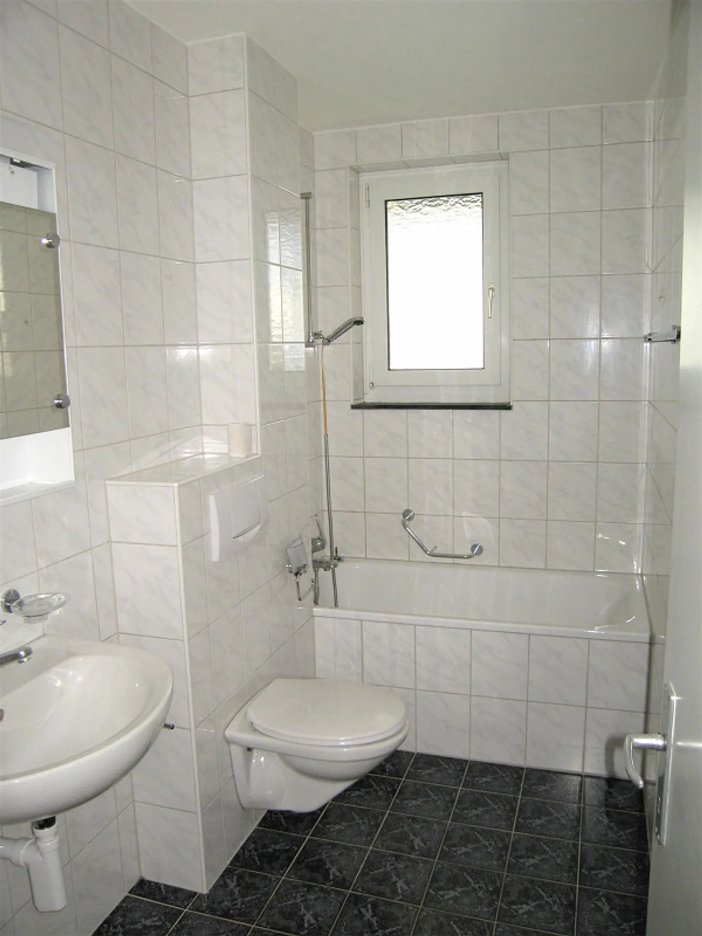 Appartement attrayant avec vue panoramique et balcon ensoleillé - Photo 5 sur 12