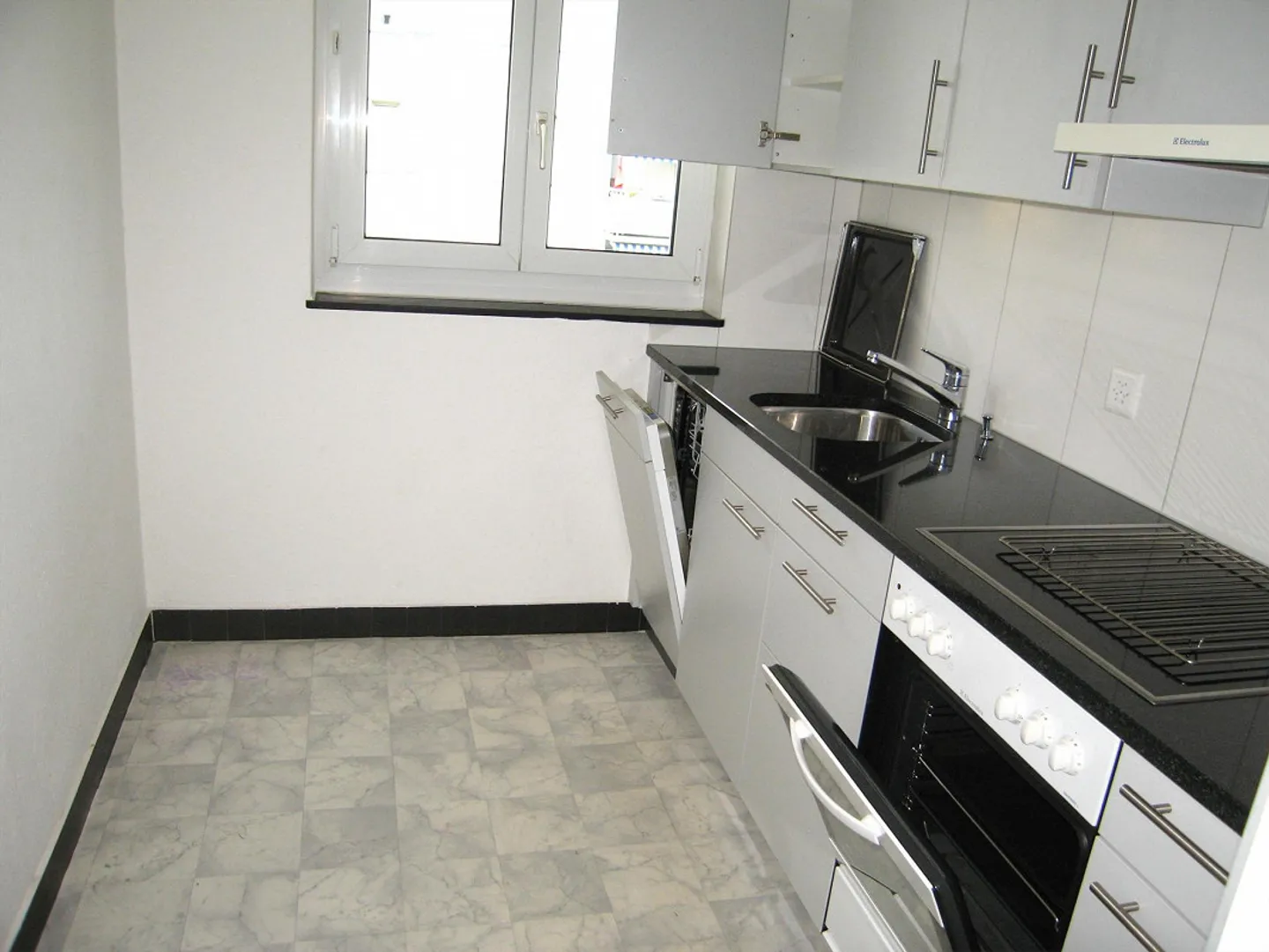 Appartement attrayant avec vue panoramique et balcon ensoleillé - Photo 7 sur 12