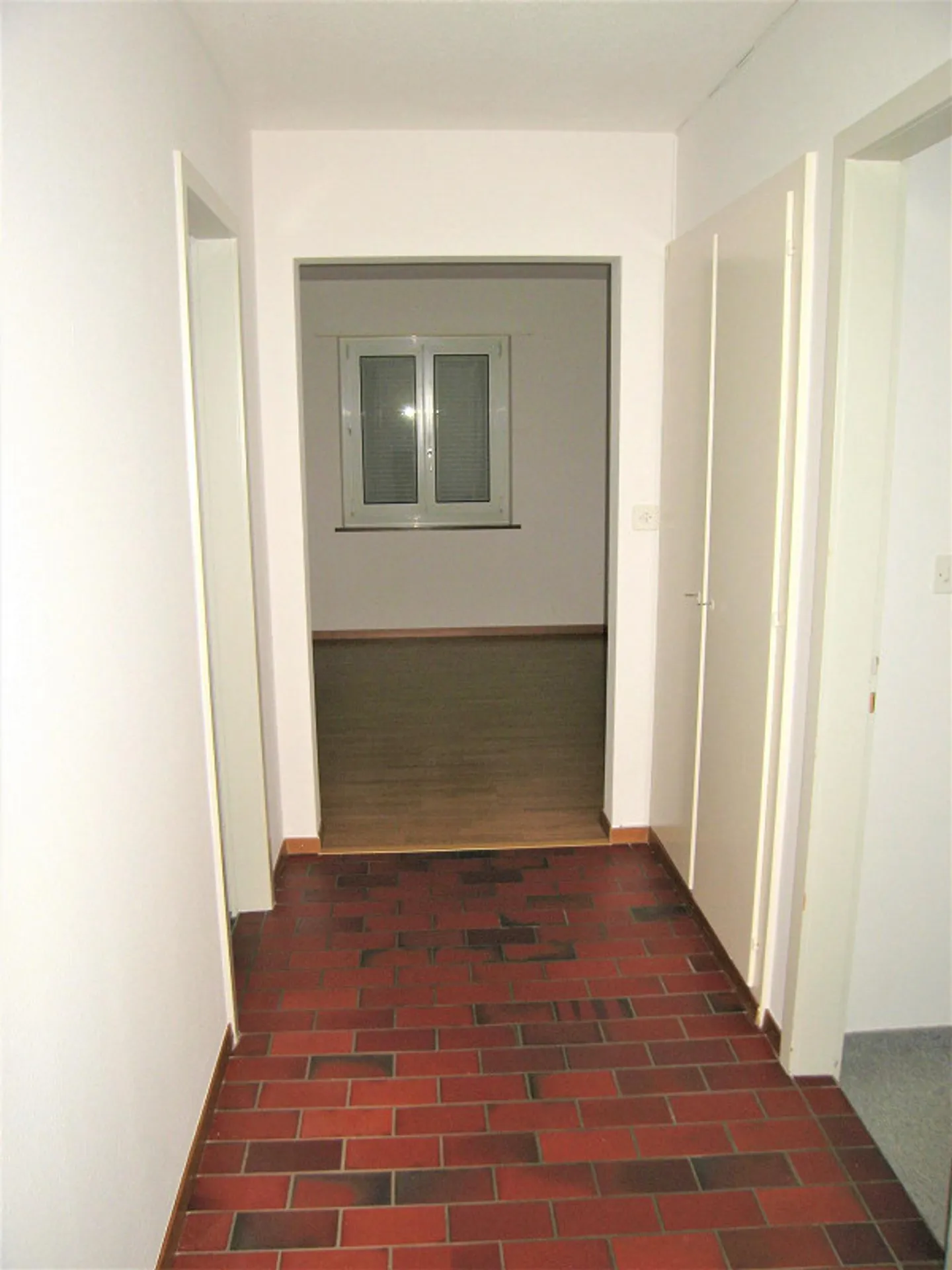 Appartement attrayant avec vue panoramique et balcon ensoleillé - Photo 9 sur 12