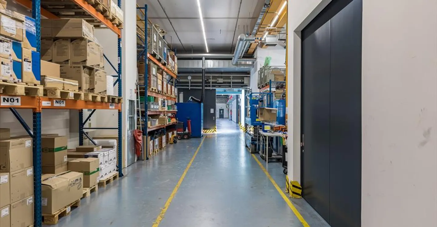 Mixed-use building for rent - Photo 2 of 13