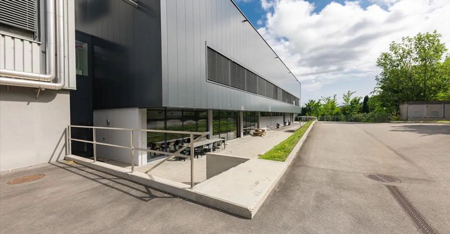 Mixed-use building for rent - Photo 3 of 13