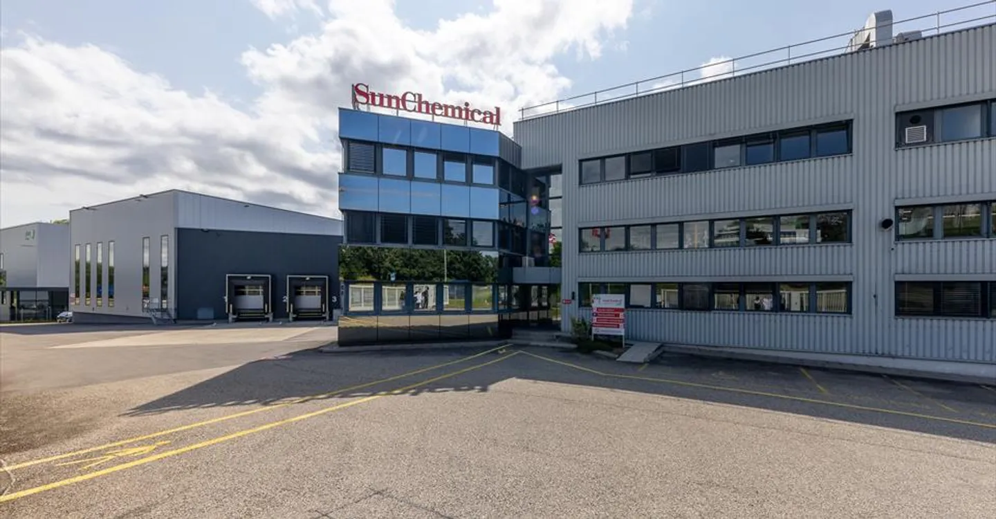 Mixed-use building for rent - Photo 4 of 13