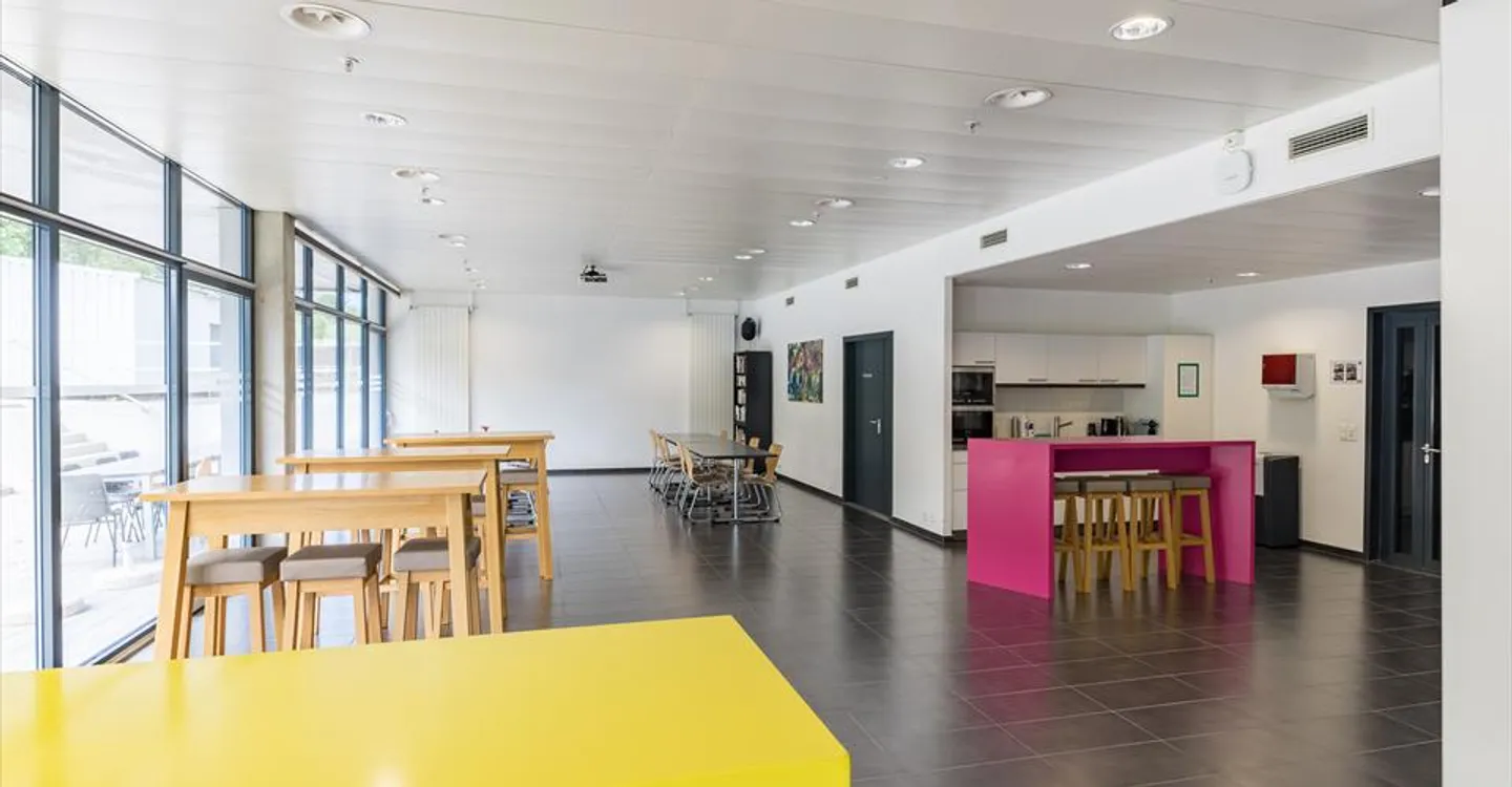 Mixed-use building for rent - Photo 6 of 13