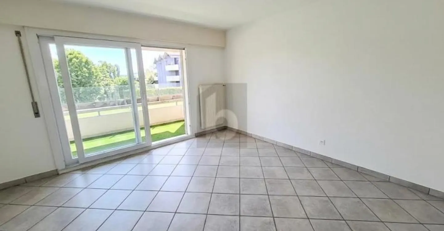 Cozy Apartment with Balconies - Photo 5 of 6