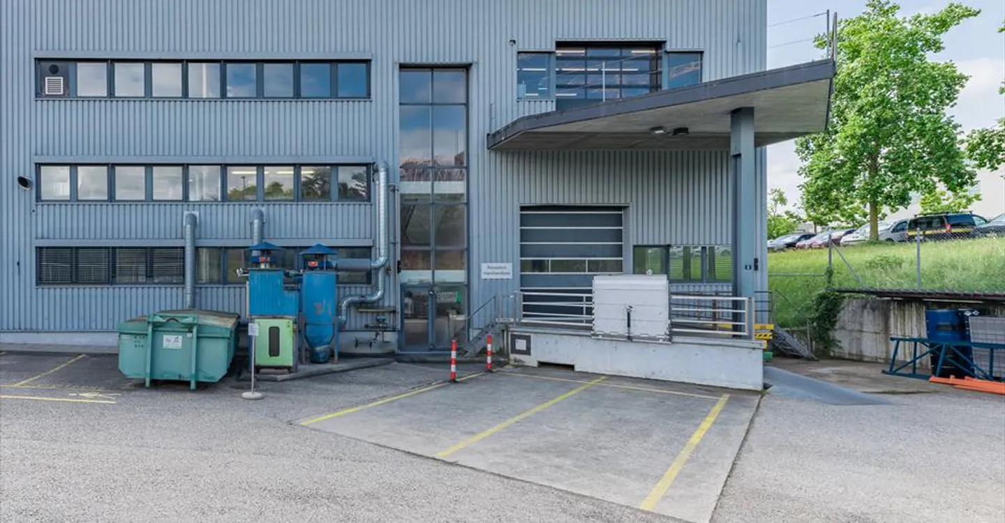 Mixed-use building for rent - Photo 7 of 13