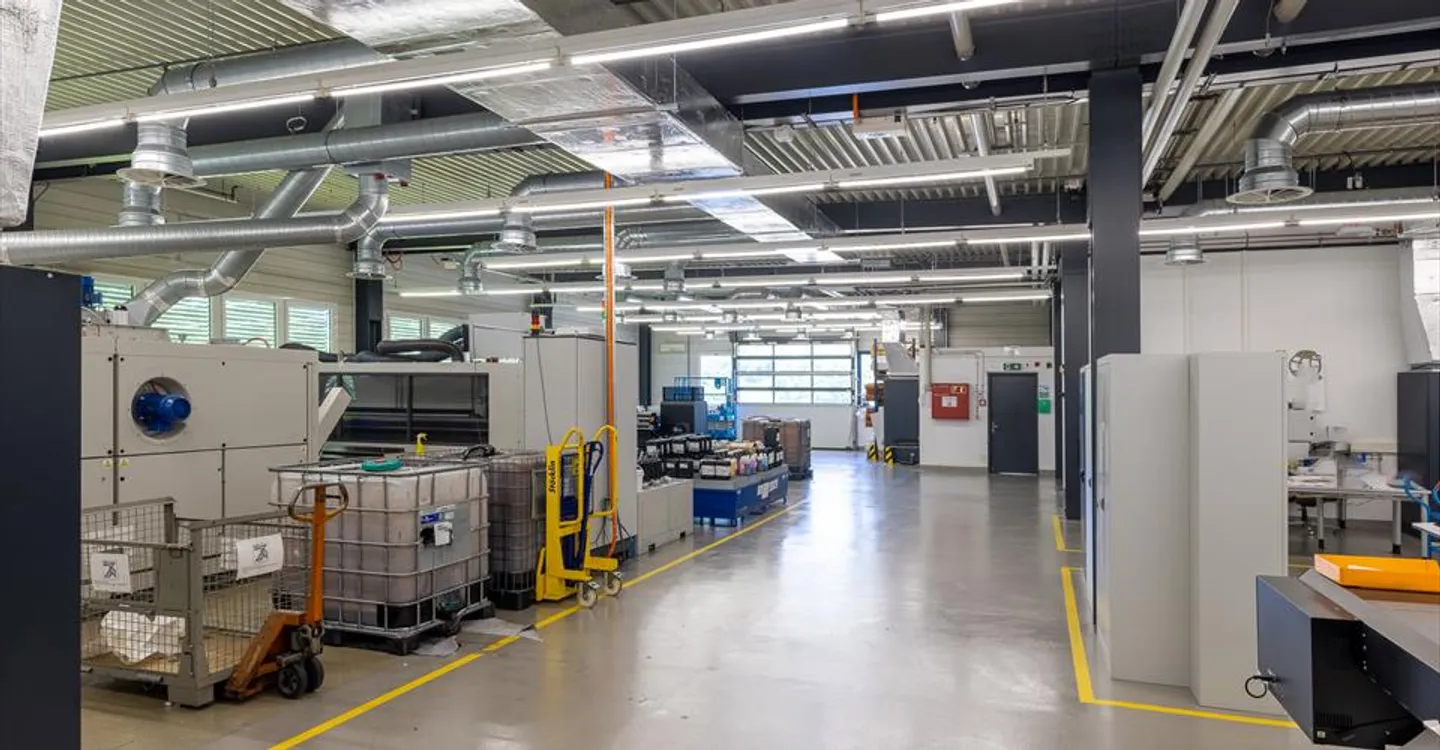 Mixed-use building for rent - Photo 8 of 13