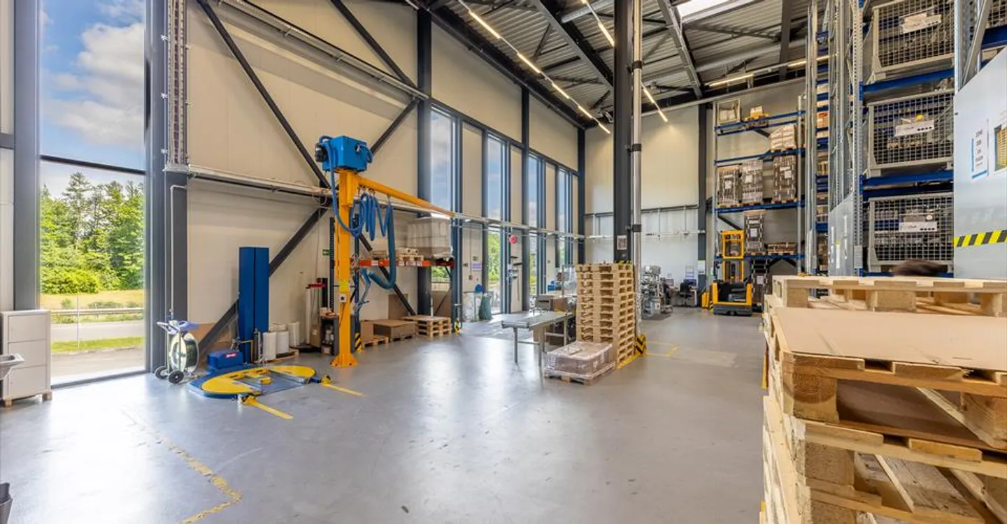 Mixed-use building for rent - Photo 10 of 13