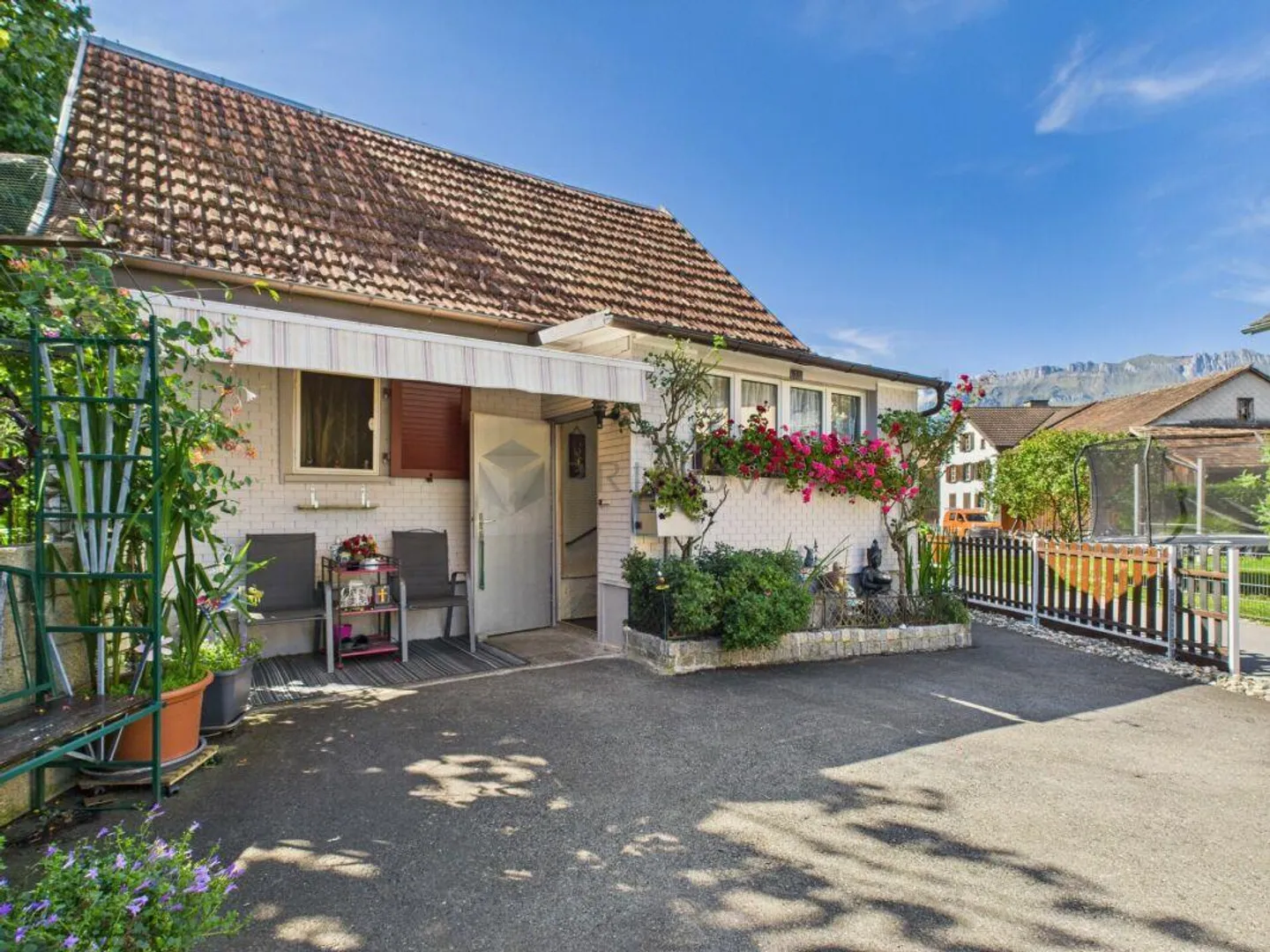 Einfamilienhaus im Herzen der Stadt mit idyllischem Garten - Foto 2 von 8