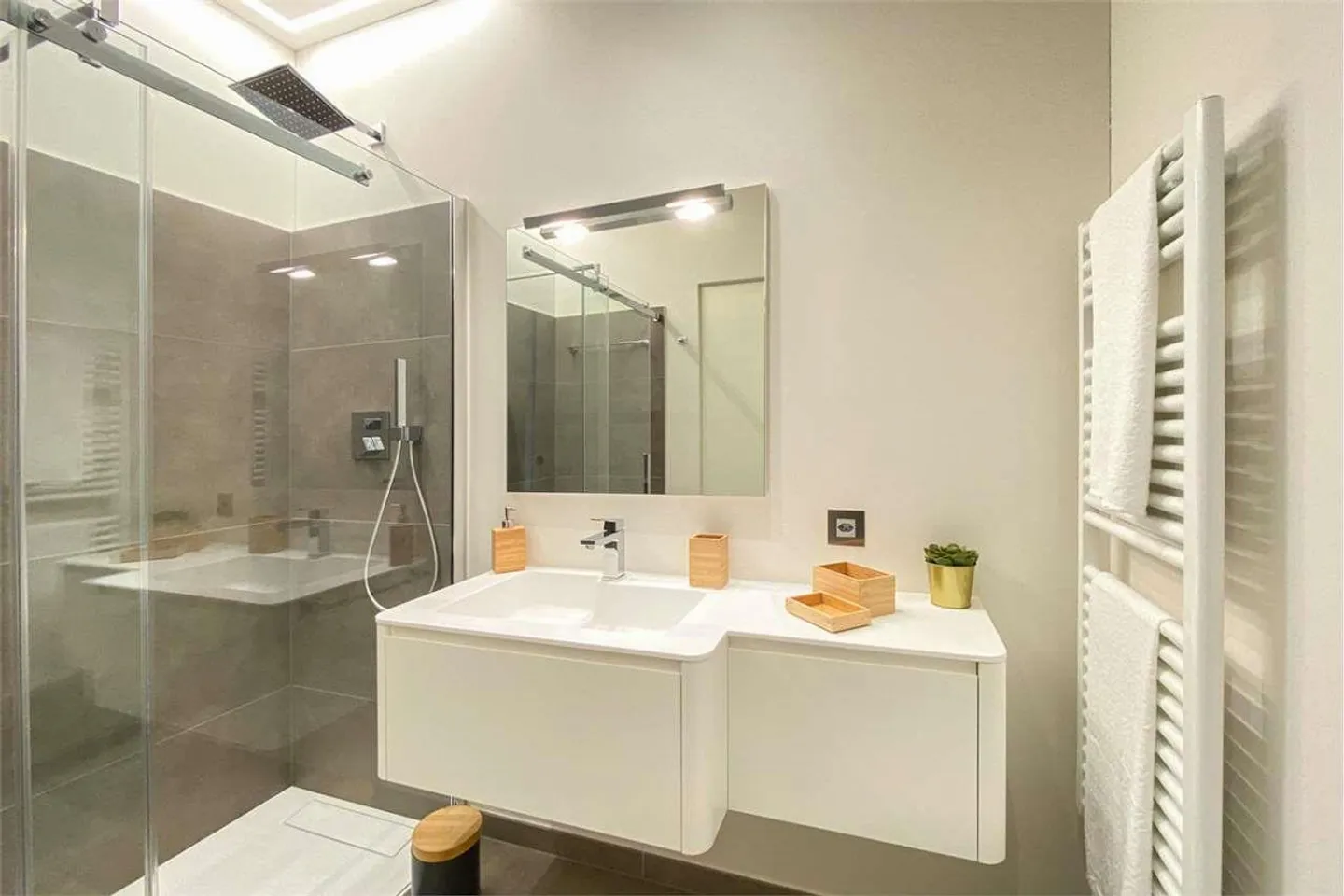 Elegante e nuovo appartamento con ampia terrazza - Foto 11 di 13