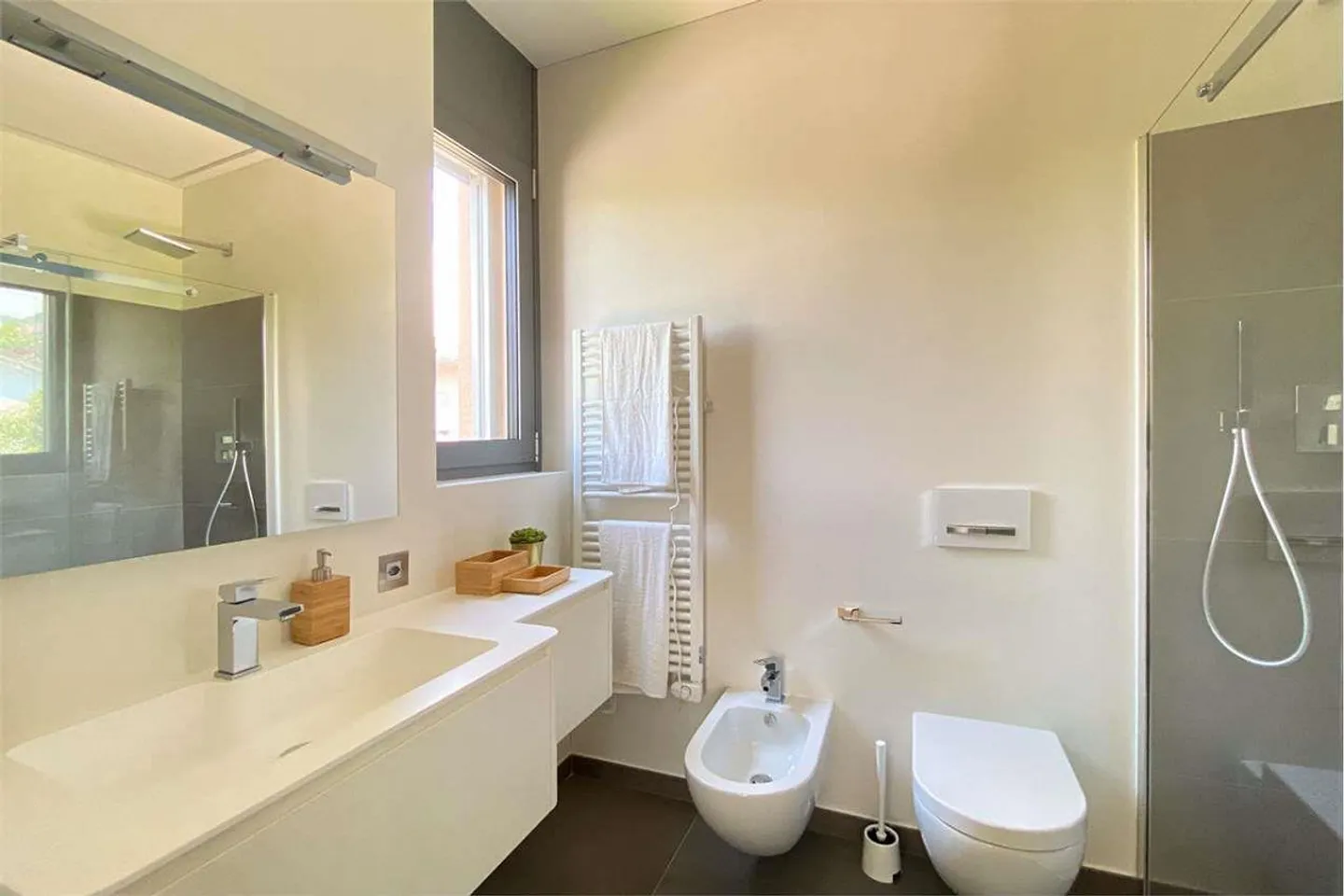 Elegante e nuovo appartamento con ampia terrazza - Foto 10 di 13