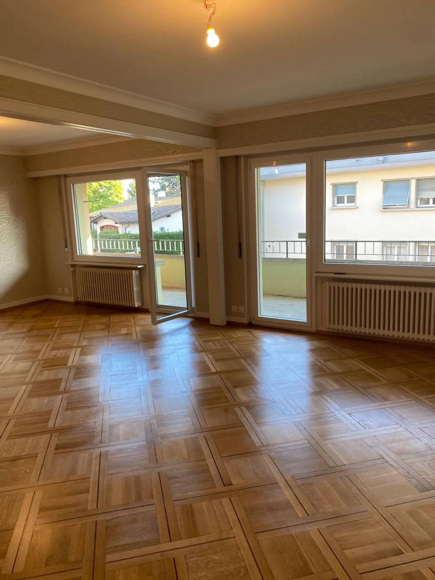 Appartamento di 5 locali al piano terra, idealmente situato nel centro di Pully - Foto 2 di 9