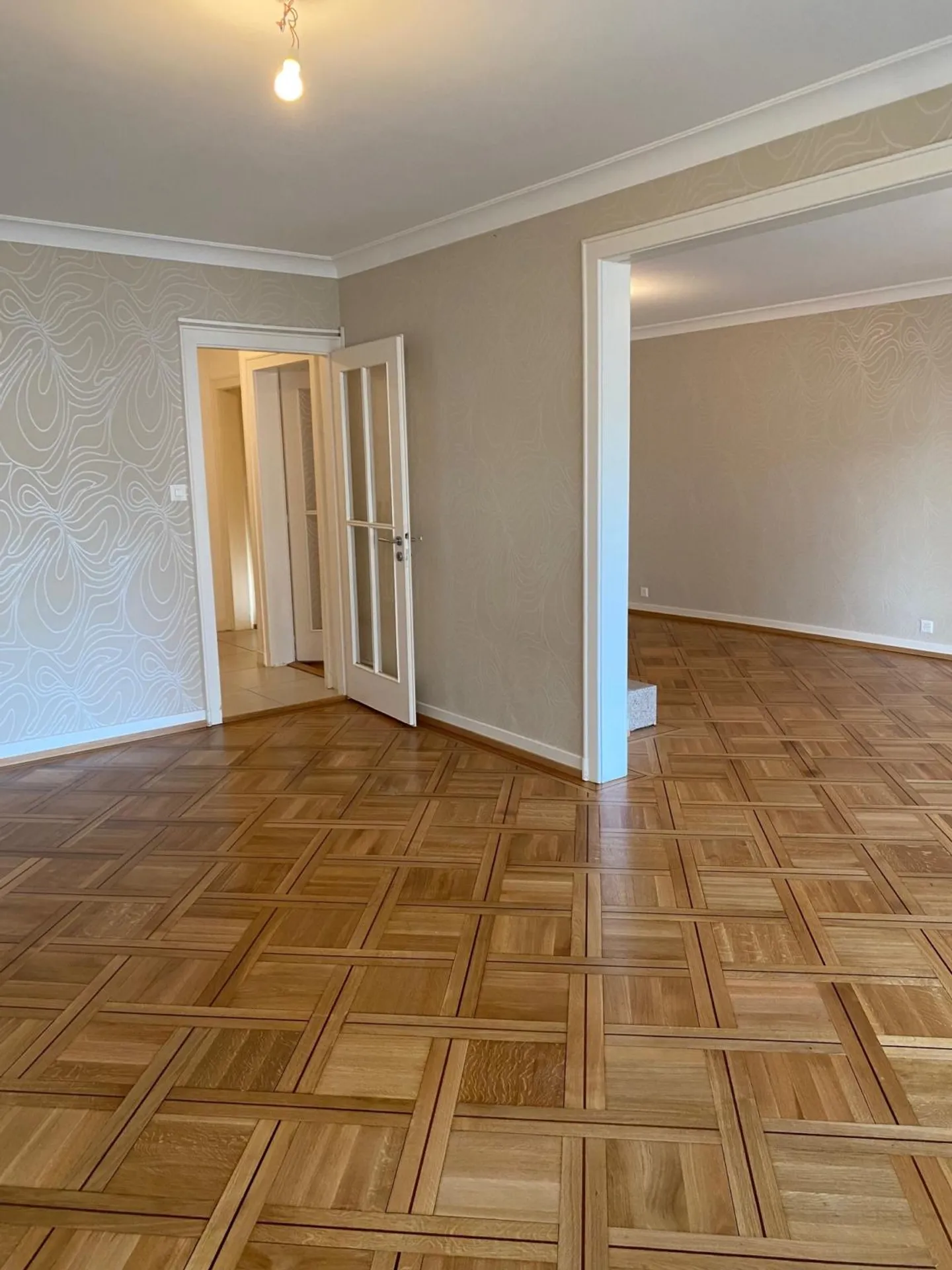 Appartamento di 5 locali al piano terra, idealmente situato nel centro di Pully - Foto 3 di 9