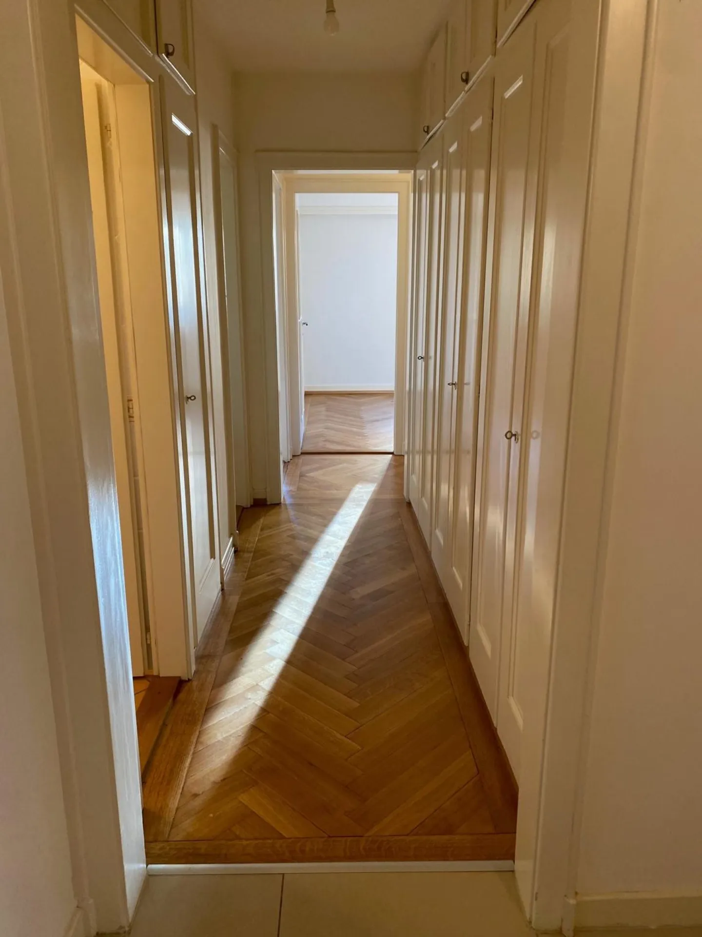 Appartamento di 5 locali al piano terra, idealmente situato nel centro di Pully - Foto 4 di 9