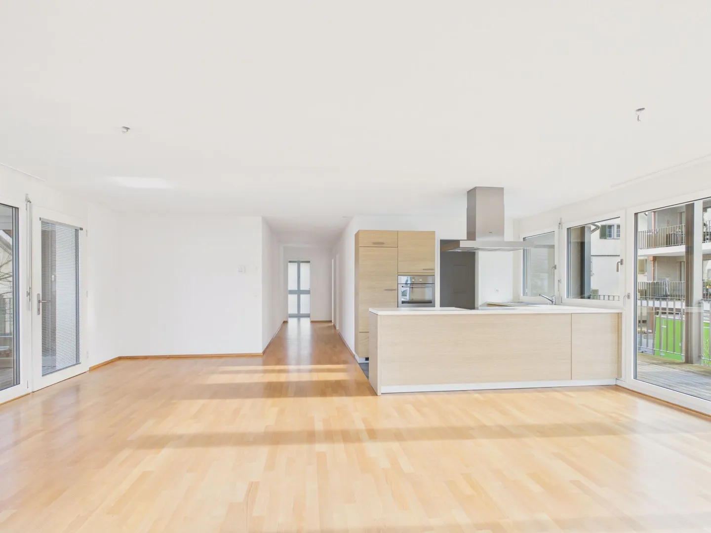 Modern, light-flooded 3.5-room apartment with 2 balconies - Photo 3 of 15