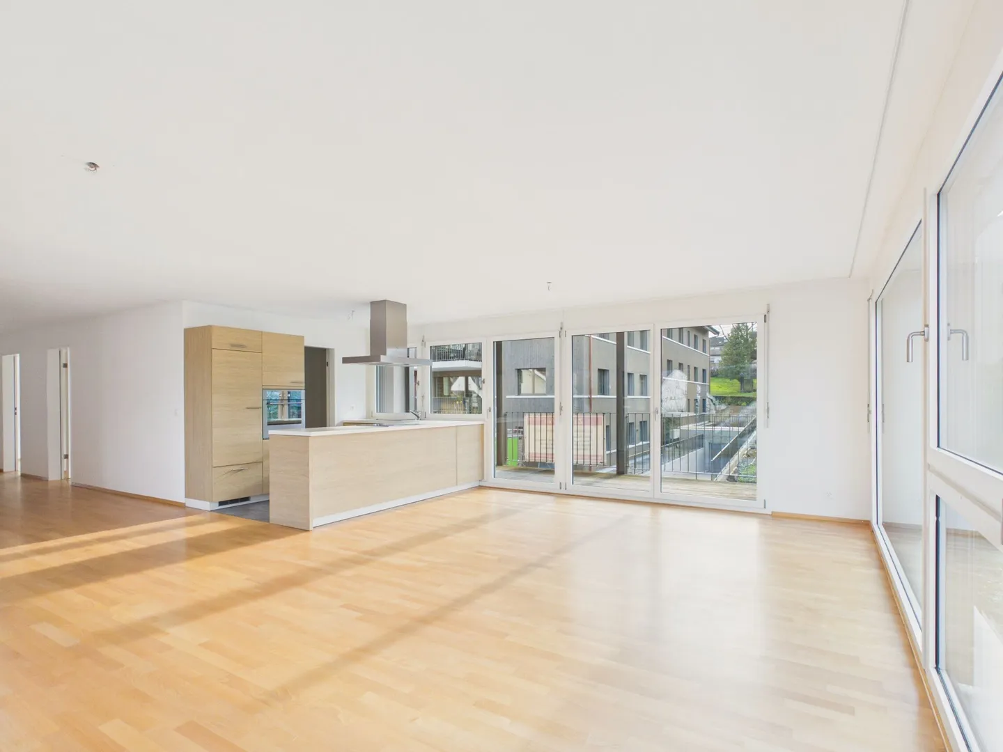 Modern, light-flooded 3.5-room apartment with 2 balconies - Photo 1 of 15