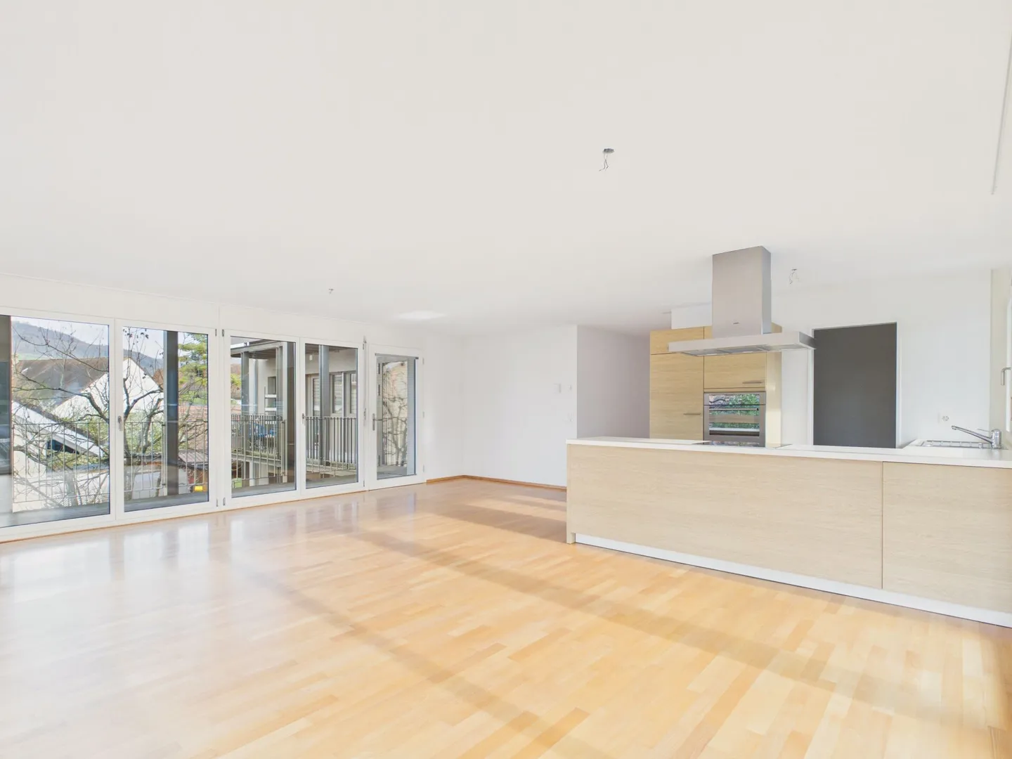Modern, light-flooded 3.5-room apartment with 2 balconies - Photo 2 of 15