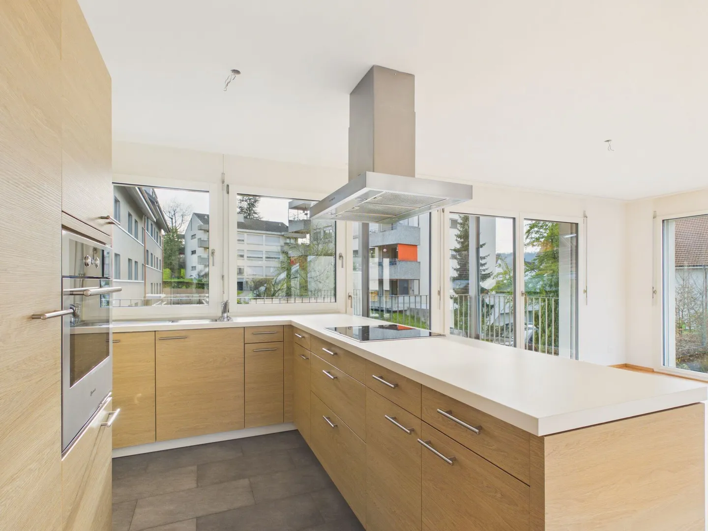 Modern, light-flooded 3.5-room apartment with 2 balconies - Photo 4 of 15