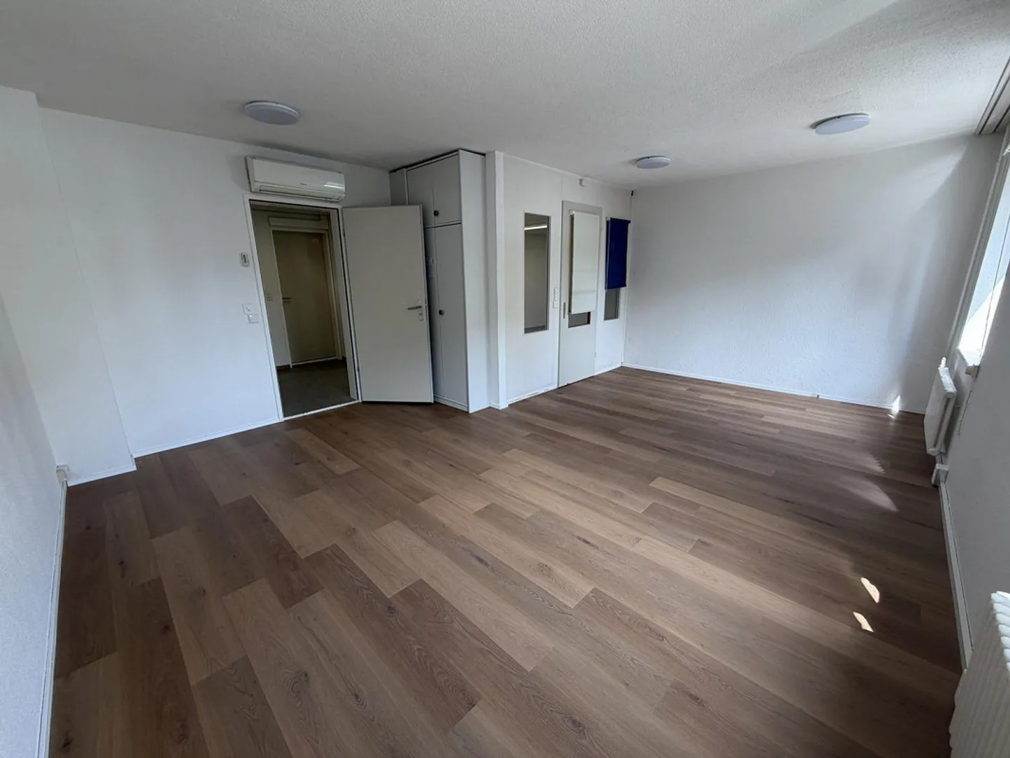 Bright office with anteroom (approx. 27 m²) in Zurich-Oerlikon - Photo 1 of 8