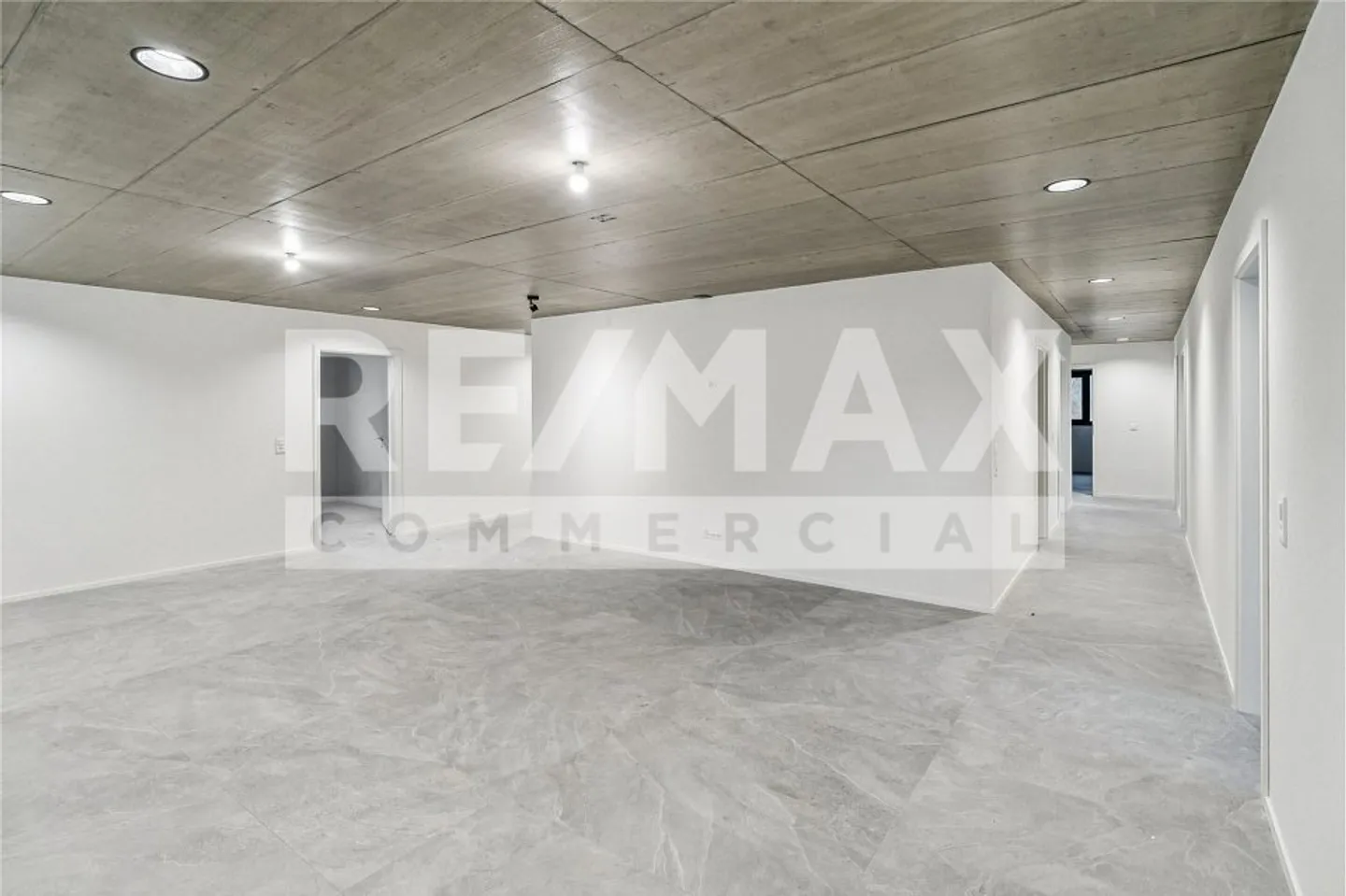 Proprietà commerciale moderna e funzionale a Morat, ideale per studi medici/dentali o uffici - Foto 1 di 10